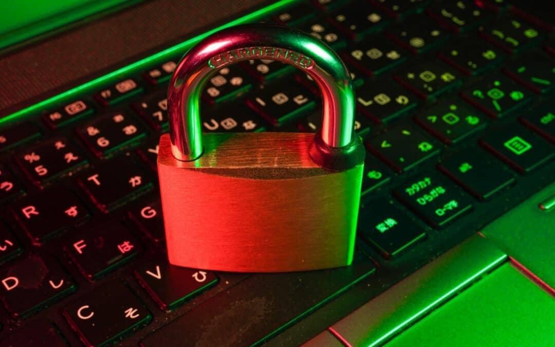 Rot beleuchtetes Vorhängeschloss auf einer Laptop-Tastatur – Symbolbild für die PHP-Sicherheitslücke PHP2Shell
